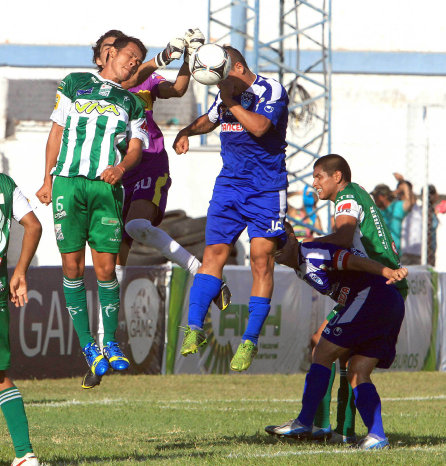 Una jugada area en el rea de Sport Boys.