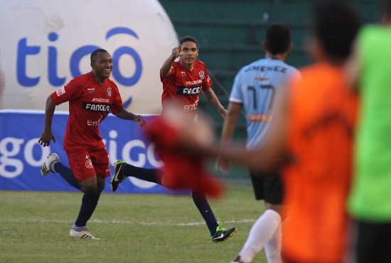 La celebracin del golazo de Martn Palavicini; abajo, Rolando Barra va a la cobertura del baln ante un rival celeste.