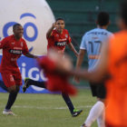 La celebracin del golazo de Martn Palavicini; abajo, Rolando Barra va a la cobertura del baln ante un rival celeste.