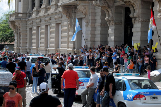 RECLAMO. Miembros de la Polica de Santa Fe, acompaados por sus esposas y familiares, protestan ante la Casa de Gobierno.