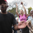 TRIBUTO. Un grupo de personas cantan y bailan en el exterior de la casa del ex presidente sudafricano Nelson Mandela en Johannesburgo.