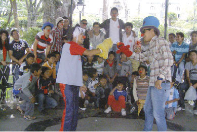 EN LA PLAZA. Los jvenes del centro 