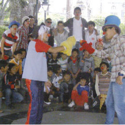 EN LA PLAZA. Los jvenes del centro 