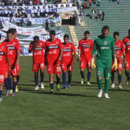 Universitario debe lavar la mala imagen de los ltimos partidos y ganar si pretende pelear por un torneo internacional para 2014.