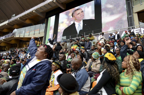 CEREMONIA. Varios asistentes animan durante el discurso del presidente estadounidense Barack Obama en el servicio religioso oficial en memoria de Nelson Mandela.