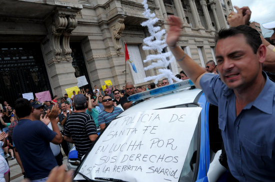 PROTESTA. Policas de la provincia de Santa Fe protagonizan una marcha de protesta.