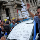 PROTESTA. Policas de la provincia de Santa Fe protagonizan una marcha de protesta.