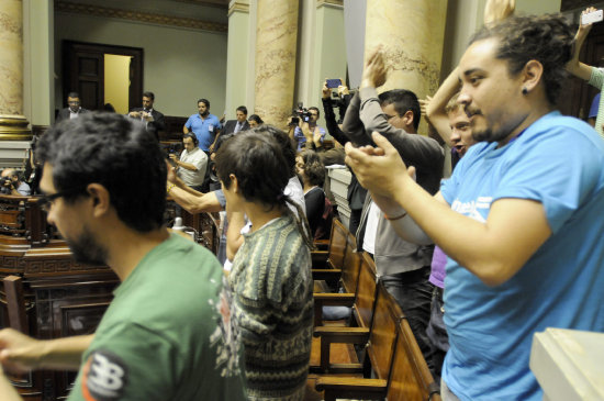 JBILO. Pblico presente celebra la aprobacin del proyecto de Ley control y regulacin de la venta y consumo de marihuana.