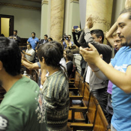 JBILO. Pblico presente celebra la aprobacin del proyecto de Ley control y regulacin de la venta y consumo de marihuana.