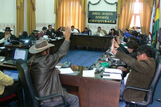 APROBACIN. El momento en el que los asamblestas aprueban parte del proyecto de Estatuto Autonmico. Ocurri ayer.