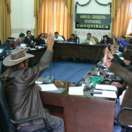 APROBACIN. El momento en el que los asamblestas aprueban parte del proyecto de Estatuto Autonmico. Ocurri ayer.