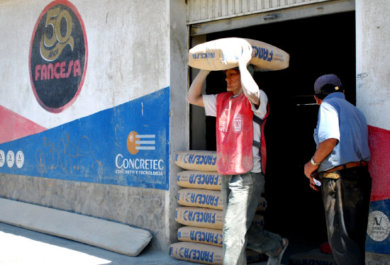 CUPO. Las agencias en Sucre reciben 12.000 bolsas de cemento como mnimo al mes.