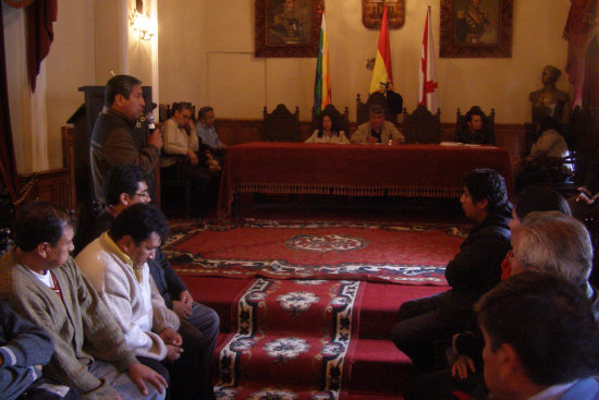 AUDIENCIA. Durante la tarde de ayer, las autoridades municipales se reunieron con los vecinos del Distrito 2, zona norte de la ciudad.