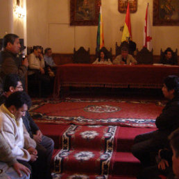 AUDIENCIA. Durante la tarde de ayer, las autoridades municipales se reunieron con los vecinos del Distrito 2, zona norte de la ciudad.