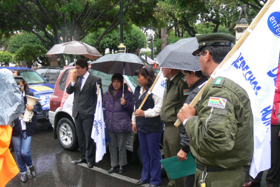 HOMENAJE. El Defensor del Pueblo de Chuquisaca realiz una caravana y un acto conmemorativo.