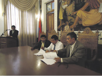 FIRMA. El acto realizado ayer.