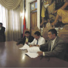 FIRMA. El acto realizado ayer.