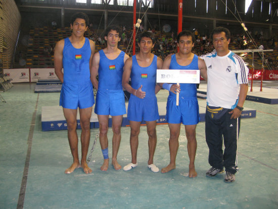 El equipo masculino de Bolivia, junto al entrenador Redy Chumacero, en el Sudamericano de Chile.