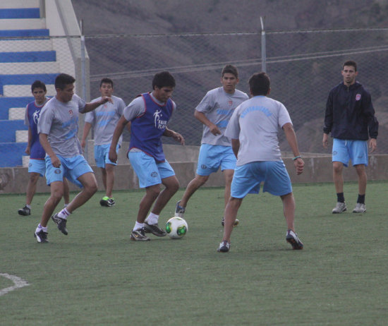 Los integrantes de Universitario durante la sesin de ayer, en la cancha del ex Seminario.