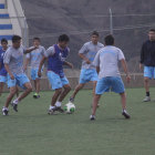 Los integrantes de Universitario durante la sesin de ayer, en la cancha del ex Seminario.