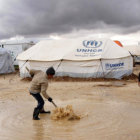 INCLEMENCIA. Unos nios intentan drenar una parte del campo de refugiados de Zatari en Mafraq en medio de una ola de fro.