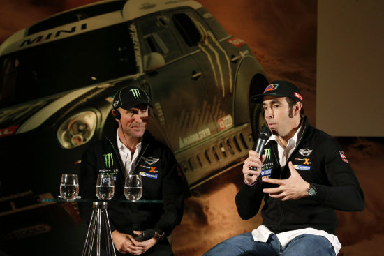 El piloto espaol Joan Nani Roma (d) y el francs Stephane Peterhansel, durante la presentacin del equipo Mini para el Dakar 2014.