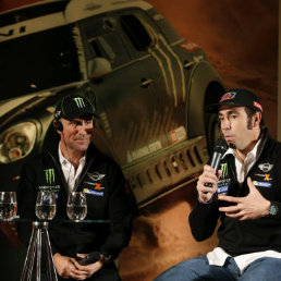 El piloto espaol Joan Nani Roma (d) y el francs Stephane Peterhansel, durante la presentacin del equipo Mini para el Dakar 2014.