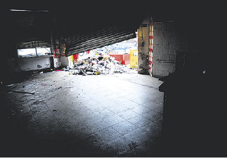 INSEGURIDAD. Vista del interior de uno de los supermercados saqueados durante la protesta.