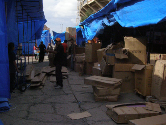 FERIA. Los primeros puestos de venta se instalaron en la calle Manuel Mara Vilar, lado oeste del Estadio Patria.