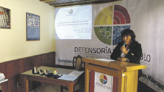 ESTUDIO. La representante Departamental de la Defensora del Pueblo, Juana Maturano, present el informe de Derechos Humanos ayer.