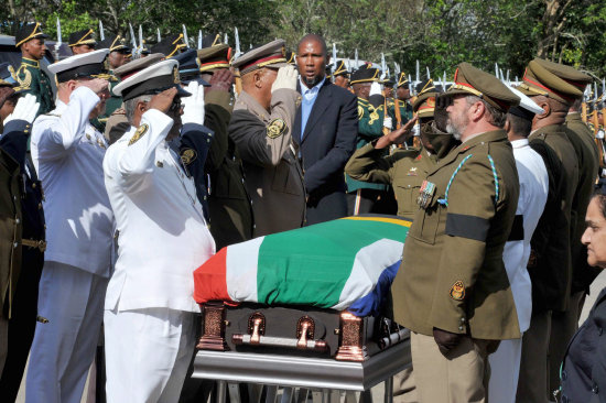 HONOR. Militares reciben el fretro de Nelson Mandela en su pueblo natal, Qunu.