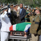 HONOR. Militares reciben el fretro de Nelson Mandela en su pueblo natal, Qunu.