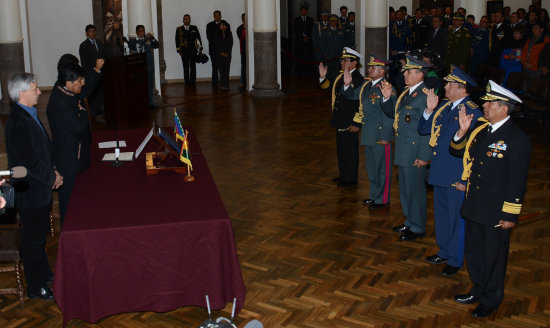 ASUMEN. Las nuevas autoridades castrenses fueron posesionadas por el presidente Evo Morales en un acto realizado en Palacio Quemado.