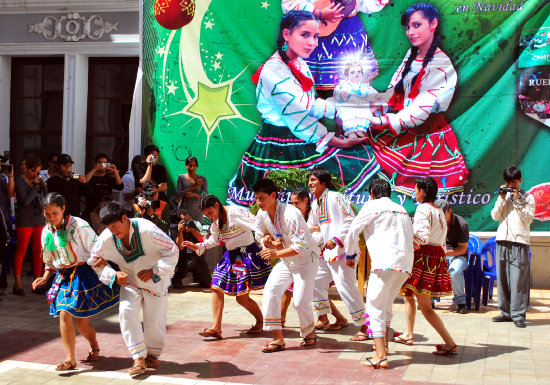 ADORACIN. Jvenes serranenses demuestran el baile tradicional del chuntunqui con sus atuendos originales.