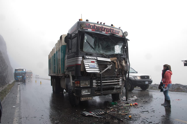 ACCIDENTE. En la ruta a Yungas ocurren varios hechos de trnsito por la situacin del camino.