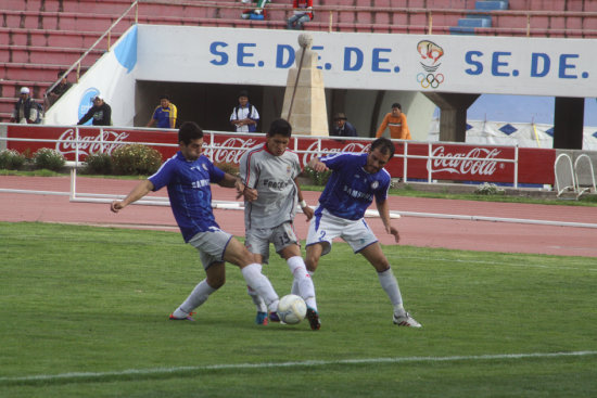 Juan Pablo Prez (c) trata de dominar la pelota ante la marca de dos jugadores de Garca greda; al lado, los jugadores de Fancesa salen con la cabeza baja al final del partido.