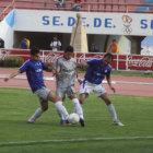 Juan Pablo Prez (c) trata de dominar la pelota ante la marca de dos jugadores de Garca greda; al lado, los jugadores de Fancesa salen con la cabeza baja al final del partido.