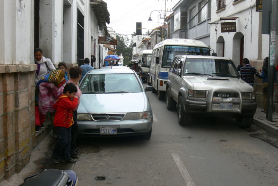 RIESGO. Una cuadra que est en la calle Ravelo entre Loa y Tarapac no tiene una acera y los peatones deden darse modos para circular.