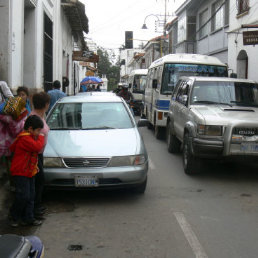 RIESGO. Una cuadra que est en la calle Ravelo entre Loa y Tarapac no tiene una acera y los peatones deden darse modos para circular.