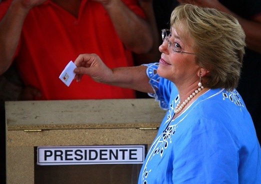 GANADORA. La presidenta electa emitiendo su voto en los comicios.