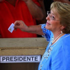 GANADORA. La presidenta electa emitiendo su voto en los comicios.