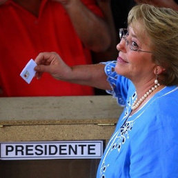 GANADORA. La presidenta electa emitiendo su voto en los comicios.