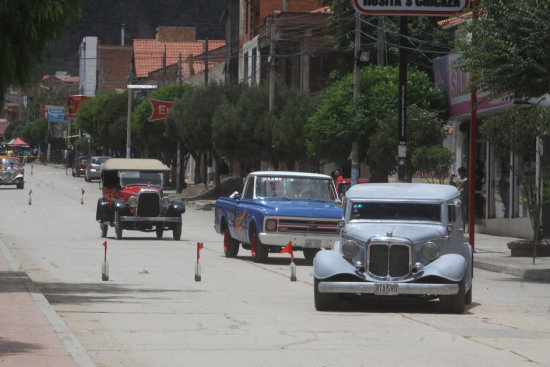 Los autos clsicos brindaron un espctculo de conduccin en la avenida de Las Amricas.