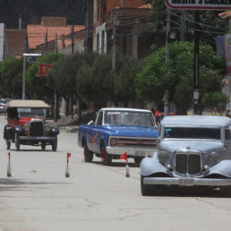 Los autos clsicos brindaron un espctculo de conduccin en la avenida de Las Amricas.