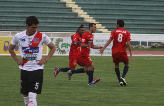 El cuadro estudiantil celebra el tempranero gol de Matas Manzano; abajo, Gustavo Pinedo pugna por el baln con Fernando Martelli, la figura.