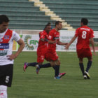 El cuadro estudiantil celebra el tempranero gol de Matas Manzano; abajo, Gustavo Pinedo pugna por el baln con Fernando Martelli, la figura.