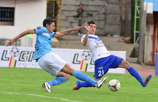 Oscar Daz (i) inici la lluvia de goles en el estadio Flix Capriles.