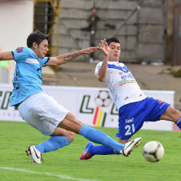 Oscar Daz (i) inici la lluvia de goles en el estadio Flix Capriles.