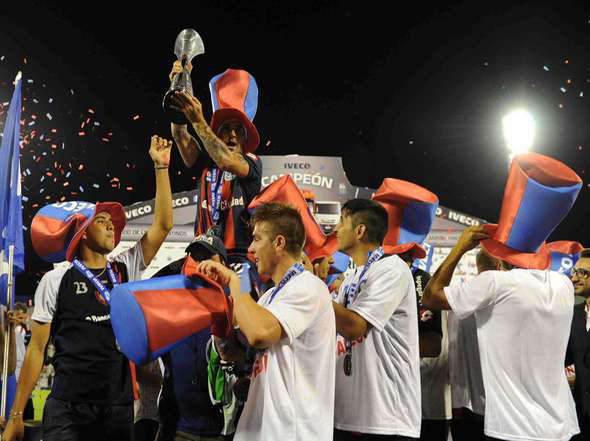 El festejo de los jugadores de San Lorenzo, campen de la Argentina tras empatar en la cancha de Vlez.