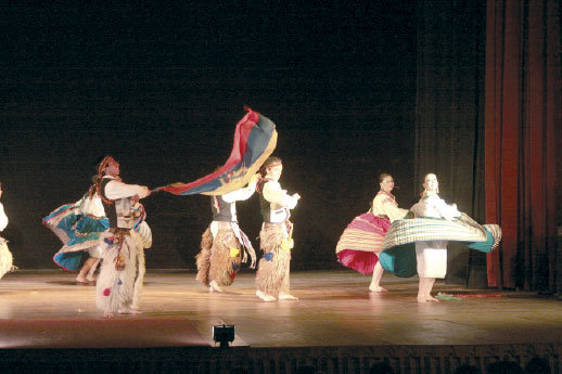 COREOGRAFA. El elenco de la Corporacin Cultural Integracin Andina con el baile del sanjuanito ecuatoriano.